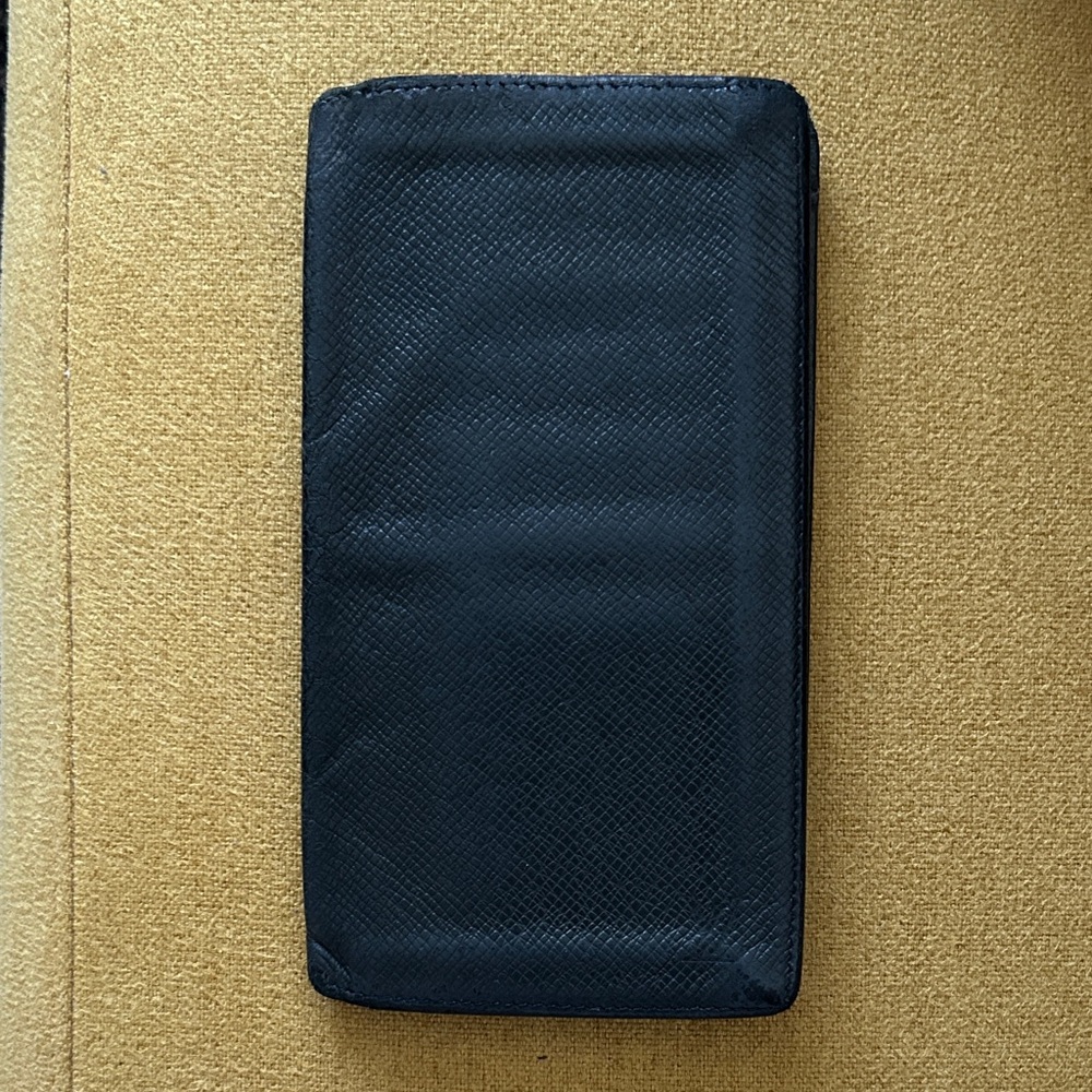 Louis Vuitton Taiga Men’s Long Bi-Fold Wallet
